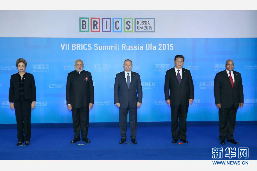 7月9日，金磚國(guó)家領(lǐng)導(dǎo)人第七次會(huì)晤在俄羅斯烏法舉行。中國(guó)國(guó)家主席習(xí)近平、俄羅斯總統(tǒng)普京、巴西總統(tǒng)羅塞夫、印度總理莫迪、南非總統(tǒng)祖馬出席。這是金磚國(guó)家領(lǐng)導(dǎo)人集體合影。新華社記者 龐興雷 攝