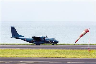 7日，法屬留尼汪島，法國軍事運輸機沿海岸搜尋MH370殘骸。