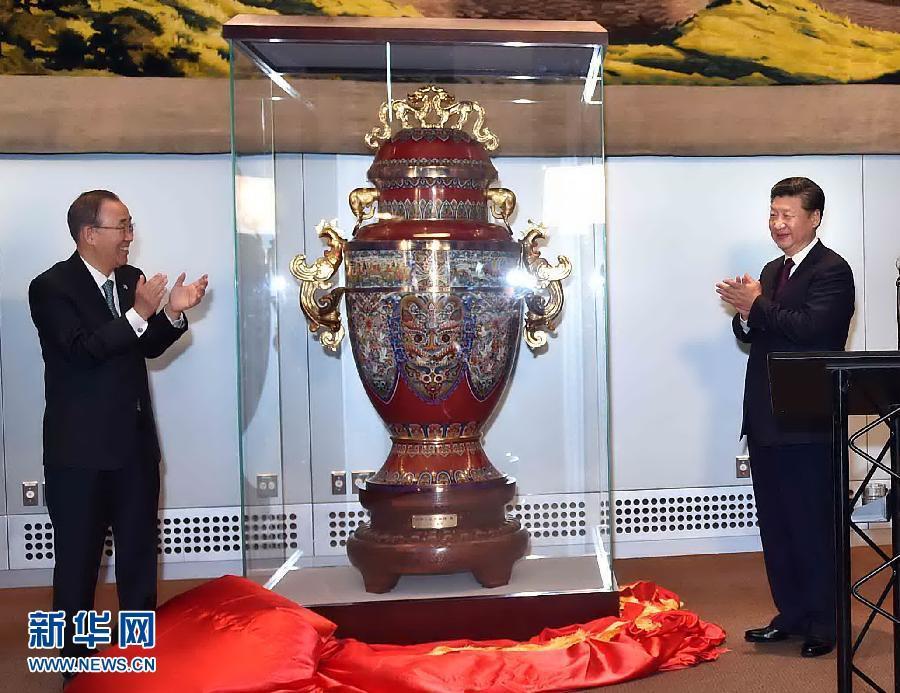 9月27日，國家主席習(xí)近平在紐約出席中國向聯(lián)合國贈(zèng)送&ldquo;和平尊&rdquo;儀式。聯(lián)合國秘書長潘基文出席。 新華社記者 李濤 攝 