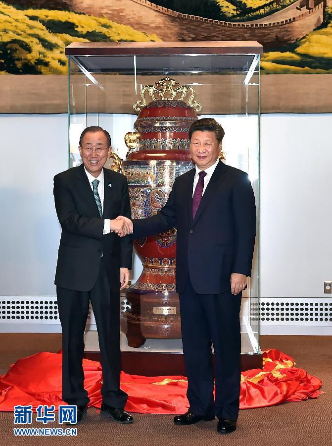  9月27日，國家主席習(xí)近平在紐約出席中國向聯(lián)合國贈(zèng)送&ldquo;和平尊&rdquo;儀式。聯(lián)合國秘書長潘基文出席。 新華社記者 李濤 攝 