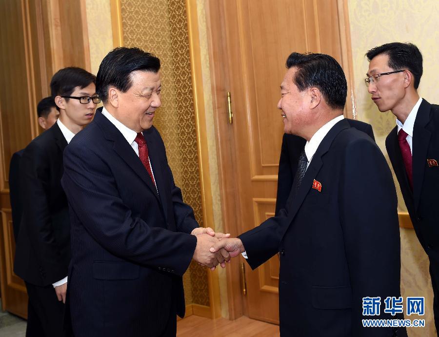 10月9日，在朝鮮進(jìn)行正式友好訪問的中共中央政治局常委、中央書記處書記劉云山與朝鮮勞動(dòng)黨中央政治局委員、中央書記崔龍海舉行會(huì)談。新華社記者 饒愛民 攝