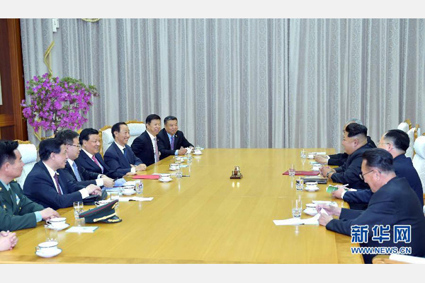 10月9日，中共中央政治局常委、中央書記處書記劉云山在平壤百花園迎賓館會(huì)見朝鮮勞動(dòng)黨第一書記金正恩。 新華社記者 李濤 攝 