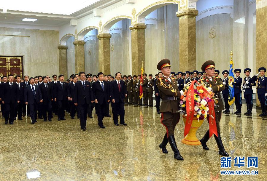 10月11日，中共中央政治局常委、中央書記處書記劉云山前往錦繡山太陽宮，向金日成主席和金正日總書記塑像敬獻花籃。 新華社記者饒愛民攝