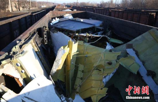 資料圖：烏克蘭頓涅茨克，MH17墜毀客機的殘骸裝上火車。圖片來源：CFP視覺中國