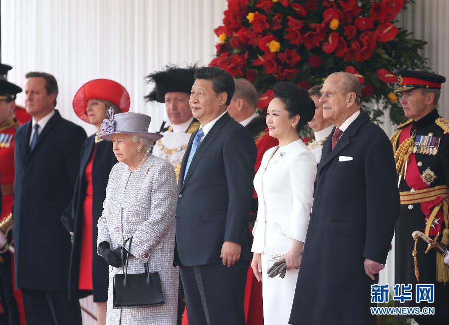10月20日，對(duì)英國(guó)進(jìn)行國(guó)事訪問(wèn)的國(guó)家主席習(xí)近平出席英國(guó)女王伊麗莎白二世在倫敦騎兵檢閱場(chǎng)舉行的隆重歡迎儀式。 新華社記者 龐興雷 攝