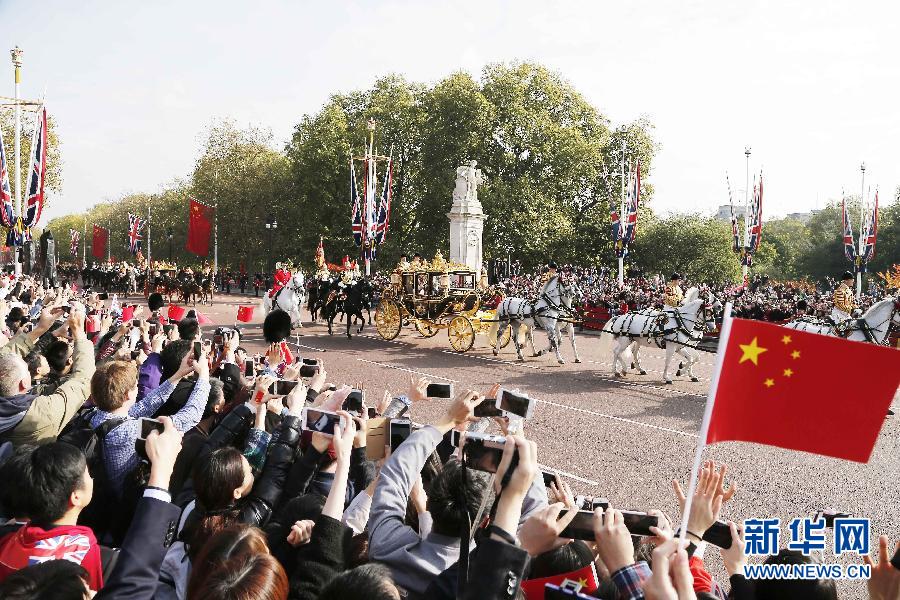這是習(xí)近平和夫人彭麗媛在女王夫婦陪同下，乘坐皇家馬車(chē)前往白金漢宮下榻。新華社記者 周磊 攝