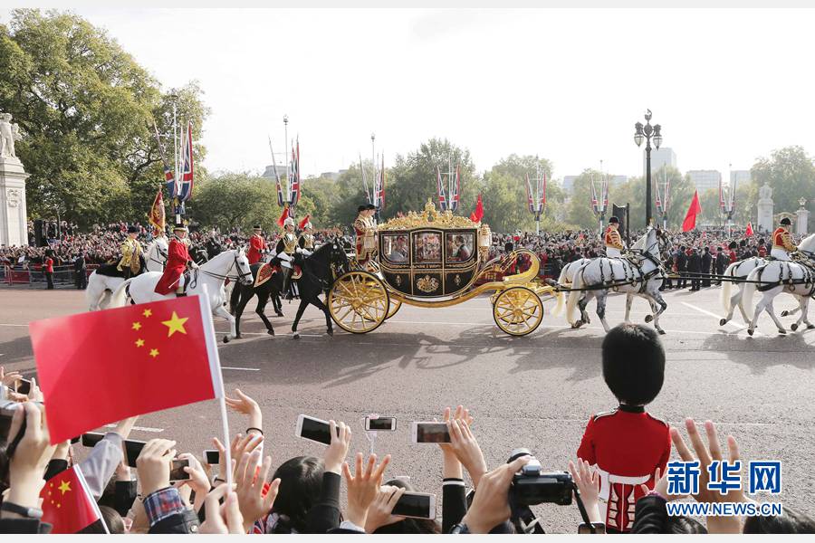這是習(xí)近平和夫人彭麗媛在女王夫婦陪同下，乘坐皇家馬車(chē)前往白金漢宮下榻。新華社記者 周磊 攝