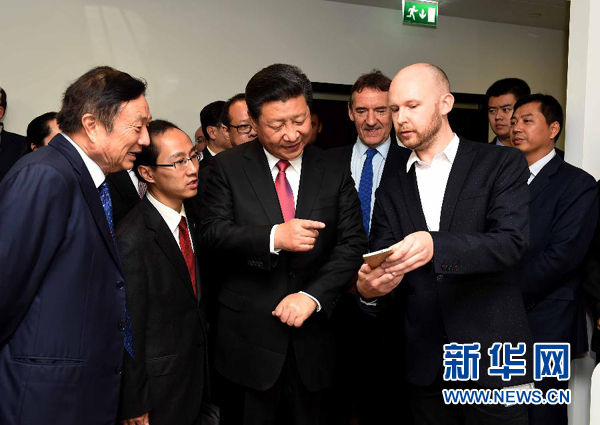 10月21日，國(guó)家主席習(xí)近平在倫敦參觀華為英國(guó)公司。 新華社記者 饒愛民 攝