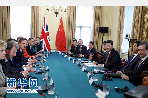 10月21日，國(guó)家主席習(xí)近平在倫敦唐寧街首相府同英國(guó)首相卡梅倫舉行會(huì)談。 新華社記者 鞠鵬 攝 
