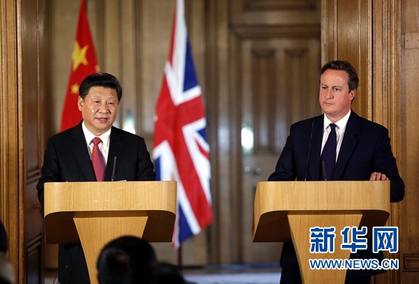 10月21日，國(guó)家主席習(xí)近平在倫敦唐寧街首相府同英國(guó)首相卡梅倫舉行會(huì)談。這是會(huì)談結(jié)束后，習(xí)近平和卡梅倫共同會(huì)見記者。 新華社記者 鞠鵬 攝 