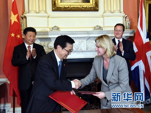 10月21日，國(guó)家主席習(xí)近平在倫敦唐寧街首相府同英國(guó)首相卡梅倫舉行會(huì)談。這是會(huì)談結(jié)束后，兩國(guó)領(lǐng)導(dǎo)人共同見證雙邊合作文件的簽署。新華社記者 饒愛民 攝 