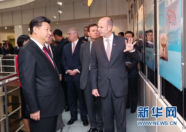 10月22日，國家主席習近平在倫敦參觀國際移動衛(wèi)星公司。新華社記者 姚大偉 攝 