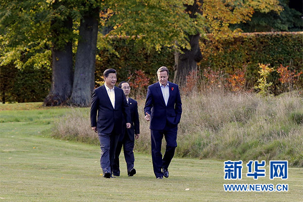 這是習(xí)近平與卡梅倫漫步草坪，邊走邊談。新華社記者 鞠鵬攝