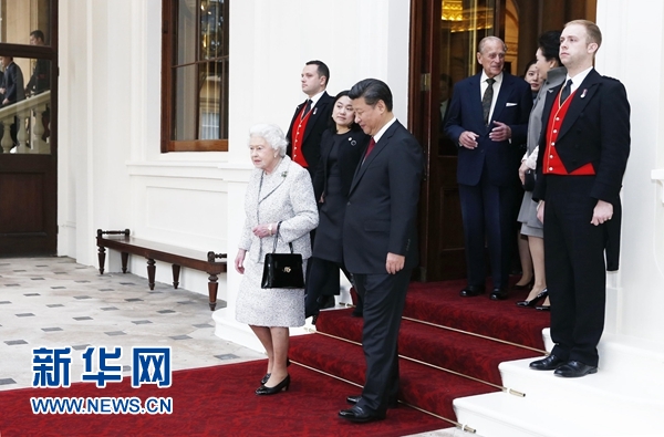 10月22日，國家主席習(xí)近平和夫人彭麗媛離開白金漢宮。離開前，英國女王伊麗莎白二世和丈夫菲利普親王專門前來同習(xí)近平夫婦親切話別。新華社記者 鞠鵬 攝