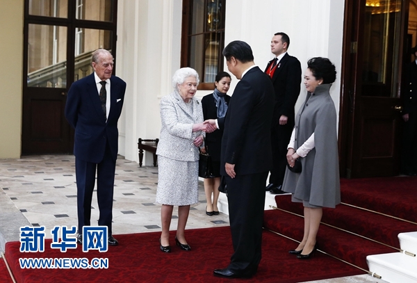 10月22日，國家主席習(xí)近平和夫人彭麗媛離開白金漢宮。離開前，英國女王伊麗莎白二世和丈夫菲利普親王專門前來同習(xí)近平夫婦親切話別。新華社記者 鞠鵬 攝