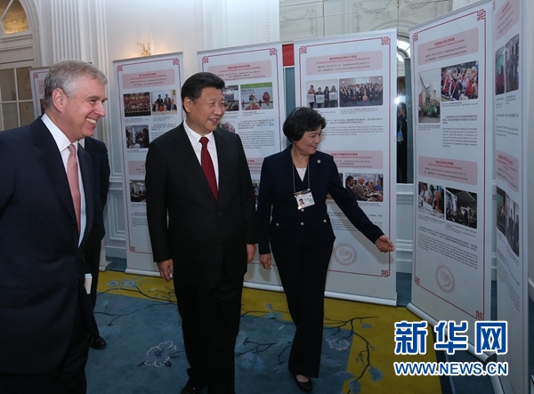 10月22日，國家主席習(xí)近平在倫敦出席全英孔子學(xué)院和孔子課堂年會開幕式。這是習(xí)近平參觀全英孔子學(xué)院和孔子課堂成果圖片展。 新華社記者 龐興雷 攝