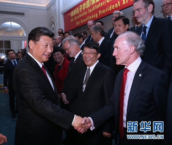 10月22日，國家主席習(xí)近平在倫敦出席全英孔子學(xué)院和孔子課堂年會開幕式。這是習(xí)近平同參加開幕式的嘉賓親切交談。 新華社記者 龐興雷 攝 