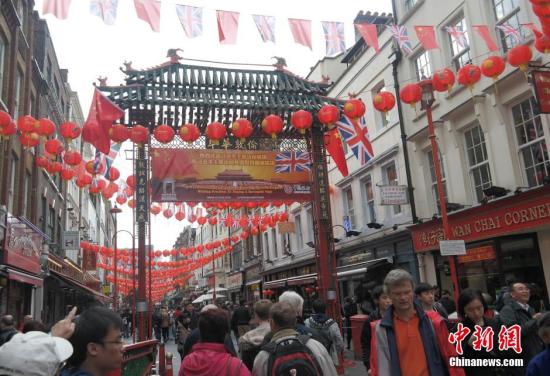 習(xí)近平主席訪問英國，倫敦唐人街掛出大紅燈籠和中英兩國國旗。 <a target='_blank' ><p  align=
