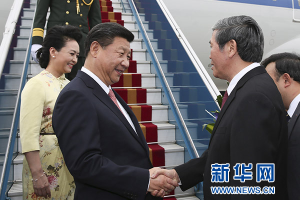 11月5日，中共中央總書記、國家主席習(xí)近平抵達(dá)越南首都河內(nèi)，開始對(duì)越南進(jìn)行國事訪問。這是越南高級(jí)官員到機(jī)場迎接習(xí)近平和夫人彭麗媛。新華社記者蘭紅光攝 