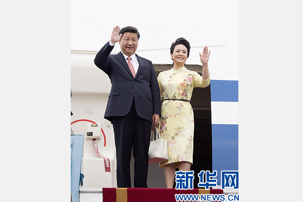 11月5日，中共中央總書記、國家主席習(xí)近平抵達(dá)越南首都河內(nèi)，開始對(duì)越南進(jìn)行國事訪問。這是習(xí)近平和夫人彭麗媛步出艙門向歡迎人群揮手致意。新華社記者 李學(xué)仁 攝