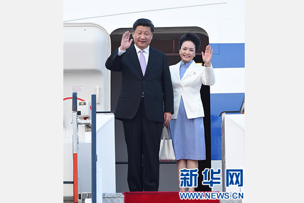 11月6日，國家主席習(xí)近平抵達(dá)新加坡，開始對新加坡進(jìn)行國事訪問。這是習(xí)近平和夫人彭麗媛步出艙門。 新華社記者張鐸攝