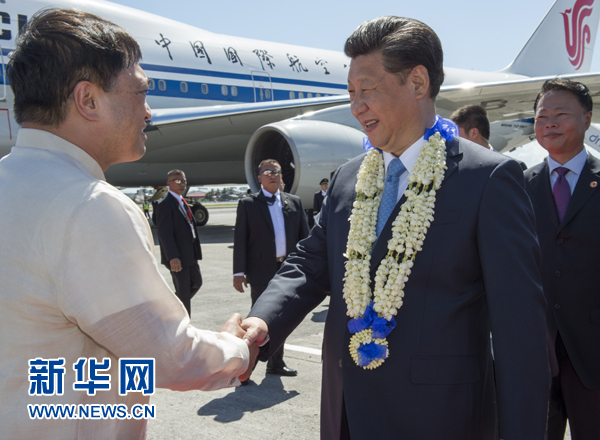 11月17日，國(guó)家主席習(xí)近平抵達(dá)菲律賓首都馬尼拉尼諾&middot;阿基諾國(guó)際機(jī)場(chǎng)，出席即將舉行的亞太經(jīng)合組織第二十三次領(lǐng)導(dǎo)人非正式會(huì)議。菲律賓高級(jí)官員到機(jī)場(chǎng)迎接習(xí)近平主席。新華社記者李學(xué)仁攝