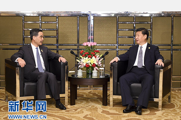 11月18日，國(guó)家主席習(xí)近平在菲律賓馬尼拉會(huì)見(jiàn)前來(lái)出席亞太經(jīng)合組織第二十三次領(lǐng)導(dǎo)人非正式會(huì)議的香港特別行政區(qū)行政長(zhǎng)官梁振英。新華社記者謝環(huán)馳攝