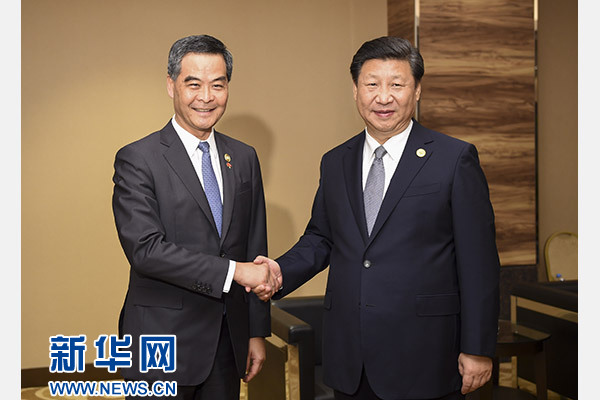 11月18日，國(guó)家主席習(xí)近平在菲律賓馬尼拉會(huì)見(jiàn)前來(lái)出席亞太經(jīng)合組織第二十三次領(lǐng)導(dǎo)人非正式會(huì)議的香港特別行政區(qū)行政長(zhǎng)官梁振英。新華社記者謝環(huán)馳攝