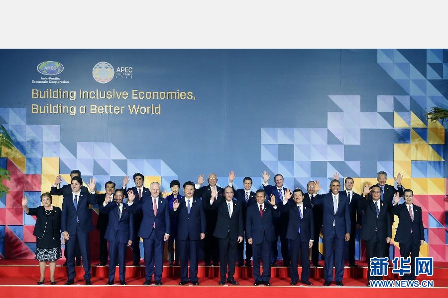 這是會議開始前，國家主席習(xí)近平同其他亞太經(jīng)合組織成員經(jīng)濟(jì)體領(lǐng)導(dǎo)人、代表合影。 新華社記者 姚大偉 攝