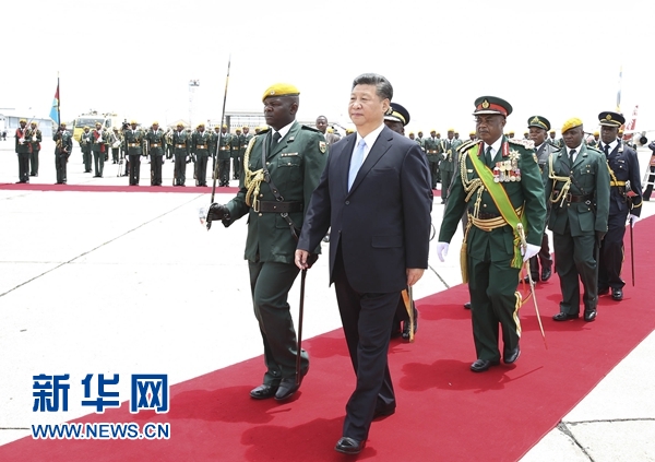 12月1日，中國國家主席習近平乘專機抵達津巴布韋首都哈拉雷，開始對津巴布韋進行國事訪問。津巴布韋總統(tǒng)穆加貝在機場舉行隆重歡迎儀式。這是習近平檢閱儀仗隊。新華社記者 黃敬文 攝 
