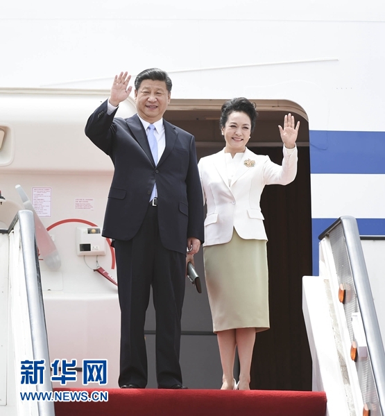 12月1日，中國國家主席習近平乘專機抵達津巴布韋首都哈拉雷，開始對津巴布韋進行國事訪問。津巴布韋總統(tǒng)穆加貝在機場舉行隆重歡迎儀式。這是習近平和夫人彭麗媛向歡迎人群揮手致意。新華社記者 謝環(huán)馳 攝 
