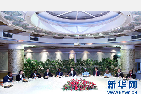 12月5日，國(guó)家主席習(xí)近平在約翰內(nèi)斯堡再次集體會(huì)見17位非洲國(guó)家領(lǐng)導(dǎo)人。 新華社記者 姚大偉 攝