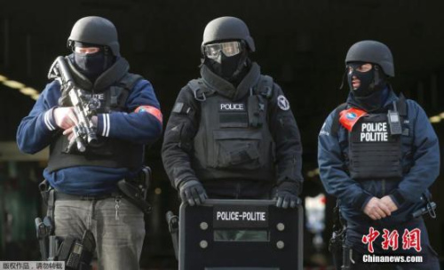 布魯塞爾全副武裝的警察。