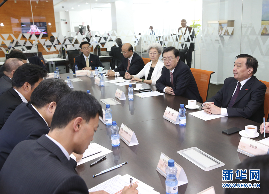 這是3月25日，張德江在肯尼亞首都內(nèi)羅畢考察中央電視臺非洲分臺并接見中央媒體駐非洲機(jī)構(gòu)負(fù)責(zé)人。 新華社記者馬占成攝
