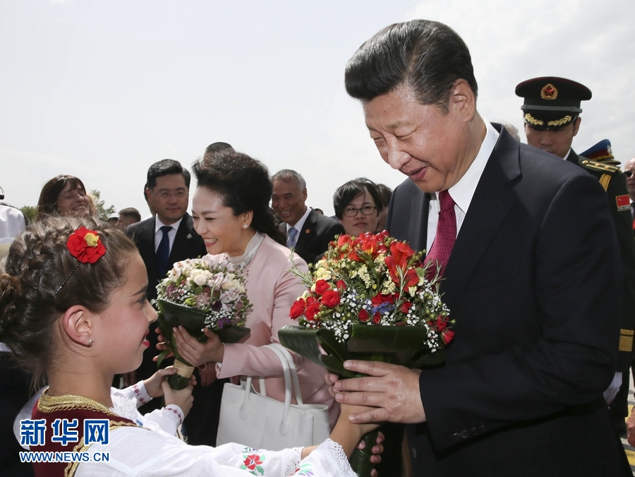  6月17日，國家主席習近平乘專機抵達貝爾格萊德，開始對塞爾維亞共和國進行國事訪問。塞爾維亞少年兒童向習近平和夫人彭麗媛獻上鮮花。新華社記者 蘭紅光 攝 