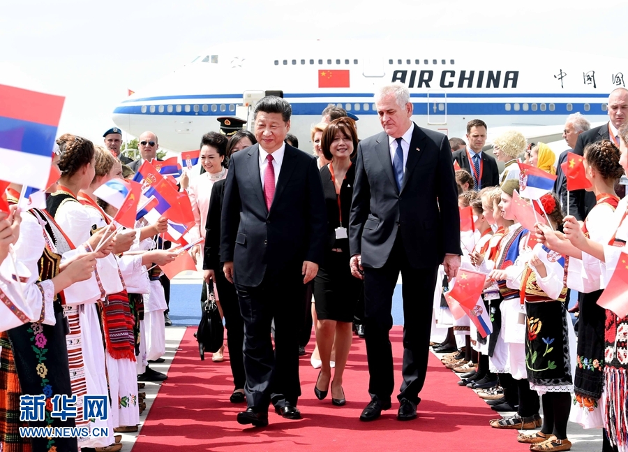 6月17日，國家主席習近平乘專機抵達貝爾格萊德，開始對塞爾維亞共和國進行國事訪問。習近平和夫人彭麗媛在機場受到塞爾維亞總統(tǒng)尼科利奇夫婦的熱情迎接。新華社記者 饒愛民 攝