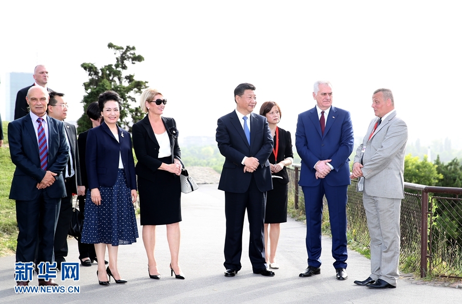 6月17日，中國國家主席習(xí)近平和夫人彭麗媛在塞爾維亞總統(tǒng)尼科利奇夫婦陪同下參觀具有悠久歷史的貝爾格萊德卡萊梅格丹公園。 新華社記者 馬占成 攝