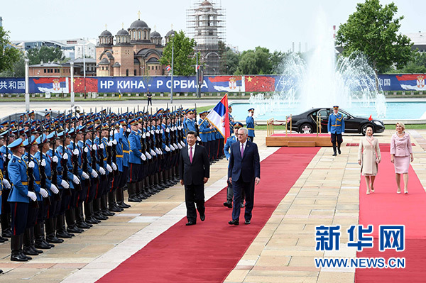 6月18日，國家主席習(xí)近平出席塞爾維亞總統(tǒng)尼科利奇在貝爾格萊德舉行的隆重歡迎儀式。 新華社記者饒愛民攝