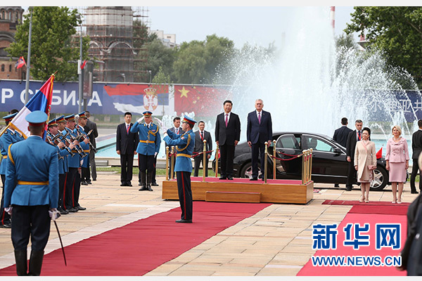  6月18日，國家主席習(xí)近平出席塞爾維亞總統(tǒng)尼科利奇在貝爾格萊德舉行的隆重歡迎儀式。 新華社記者馬占成攝