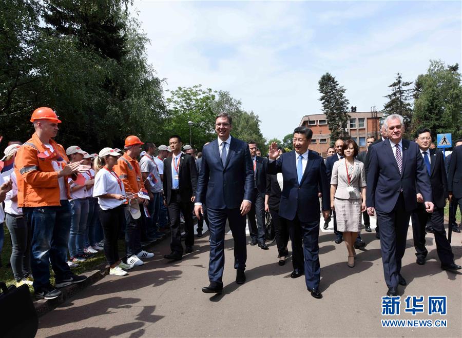 6月19日上午，國家主席習(xí)近平在貝爾格萊德參觀河鋼集團(tuán)塞爾維亞斯梅代雷沃鋼廠。習(xí)近平抵達(dá)時，塞爾維亞總統(tǒng)尼科利奇、總理武契奇在停車處熱情迎接。鋼廠工人和家屬、當(dāng)?shù)厥忻駭?shù)千人夾道歡迎。新華社記者 饒愛民 攝