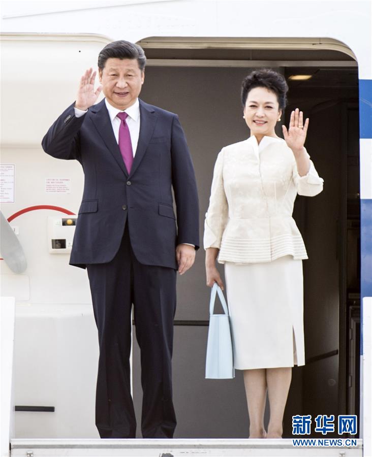 6月19日，國家主席習(xí)近平抵達(dá)華沙，開始對波蘭共和國進(jìn)行國事訪問。這是習(xí)近平和夫人彭麗媛步出艙門。 新華社記者 謝環(huán)馳 攝 