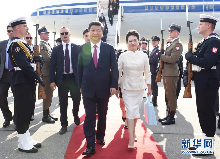 6月19日，國家主席習(xí)近平抵達(dá)華沙，開始對波蘭共和國進(jìn)行國事訪問。這是習(xí)近平和夫人彭麗媛走下飛機(jī)。 新華社記者 饒愛民 攝
