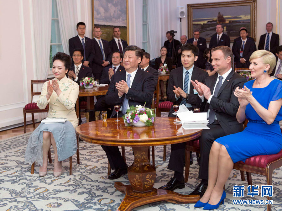 6月19日，國(guó)家主席習(xí)近平和夫人彭麗媛下午抵達(dá)波蘭首都華沙，當(dāng)晚即應(yīng)邀來(lái)到貝爾維德宮做客。這是習(xí)近平和彭麗媛同杜達(dá)夫婦共同欣賞波蘭馬佐夫舍民族歌舞團(tuán)的精彩演出。新華社記者 謝環(huán)馳 攝 