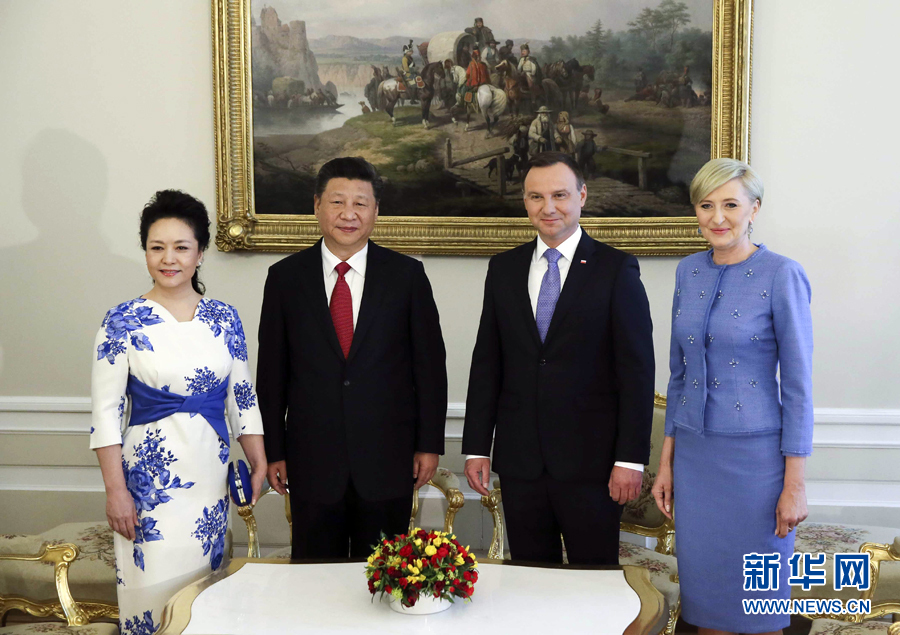 6月20日，國家主席習(xí)近平出席波蘭總統(tǒng)杜達(dá)在華沙總統(tǒng)府舉行的隆重歡迎儀式。歡迎儀式后，習(xí)近平和夫人彭麗媛同杜達(dá)和夫人阿加塔簡短寒暄。新華社記者 蘭紅光 攝