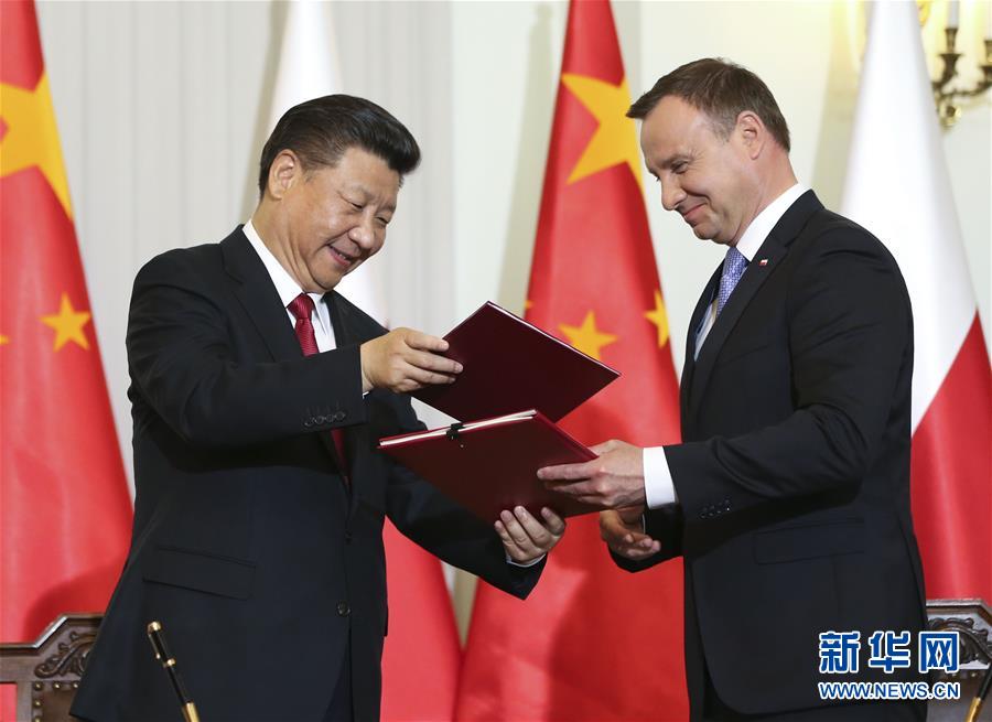 6月20日，國家主席習近平在華沙同波蘭總統(tǒng)杜達舉行會談。這是會談后，兩國元首共同簽署《中華人民共和國和波蘭共和國關于建立全面戰(zhàn)略伙伴關系的聯(lián)合聲明》。新華社記者蘭紅光攝