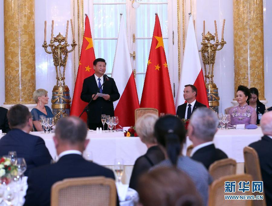6月20日，國(guó)家主席習(xí)近平出席波蘭總統(tǒng)杜達(dá)在華沙王宮舉行的盛大歡迎晚宴。 新華社記者 劉衛(wèi)兵 攝