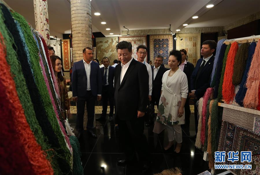 6月21日下午，正在對烏茲別克斯坦進(jìn)行國事訪問的國家主席習(xí)近平在烏茲別克斯坦總理米爾濟(jì)約耶夫陪同下，來到布哈拉古城參觀這座被稱為&ldquo;絲綢之路活化石&rdquo;的歷史文化名城。這是習(xí)近平和夫人彭麗媛參觀一家地毯和絲綢作坊。新華社記者蘭紅光攝
