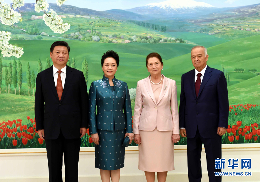 6月22日，國家主席習近平在塔什干庫克薩萊國賓館同烏茲別克斯坦總統(tǒng)卡里莫夫舉行會談。會談前，習近平出席卡里莫夫舉行的歡迎儀式。習近平和夫人彭麗媛受到卡里莫夫和夫人卡里莫娃熱情迎接。新華社記者饒愛民攝