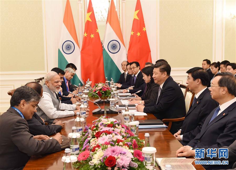 6月23日，國(guó)家主席習(xí)近平在烏茲別克斯坦塔什干會(huì)見(jiàn)印度總理莫迪。新華社記者 饒愛(ài)民攝