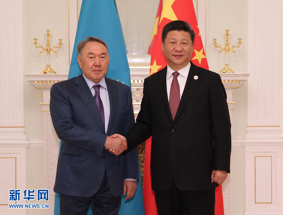  6月24日，國家主席習(xí)近平在塔什干會(huì)見哈薩克斯坦總統(tǒng)納扎爾巴耶夫。 新華社記者 蘭紅光 攝 